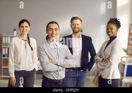 Porträt eines erfolgreichen jungen asiatischen männlichen Executive im Büro vor Kollegen Hintergrund. Stockfoto