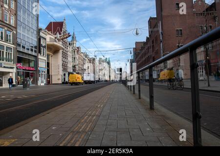 Leere Straßenbahn Haltestelle Damrak In Amsterdam Niederlande 24-2-2021 Stockfoto