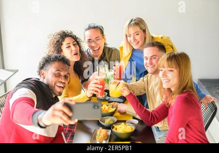 Eine Gruppe multikultureller Freunde, die im Café sitzen und Selfie machen Beim Toasten mit Cocktails -Konzept über junge Leute lächeln und Spaß haben bei p Stockfoto