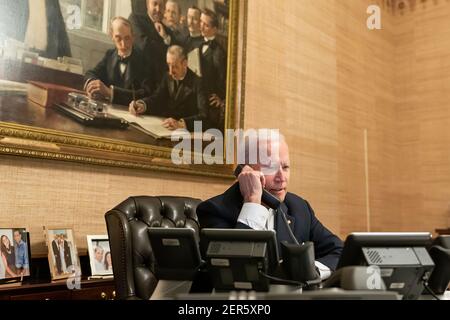 Präsident Joe Biden telefoniert mit Texas Gov. Greg Abbott Donnerstag, 18. Februar 2021, im Treaty Room in der Residenz des Weißen Hauses. (Offizielles Foto des Weißen Hauses von Adam Schultz) Stockfoto