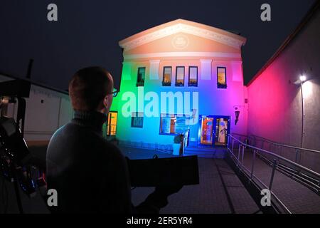 Burg, Deutschland. Februar 2021, 28th. Das Kino "Burg Theater" beleuchtet seine façade, wenn es an der bundesweiten Kampagne "Kino leuchtet. Für Sie“. In vielen Kinos in ganz Deutschland gehen die Lichter draußen und drinnen an. Darüber hinaus gibt es verschiedene Aktionen vor Ort und eine gemeinsame Sichtbarkeit der Aktion in den sozialen Netzwerken. Das Kino wurde am 3. Juni 1911 eröffnet und ist damit das älteste Zweckkino in Deutschland. Quelle: Peter Gercke/dpa-Zentralbild/dpa/Alamy Live News Stockfoto