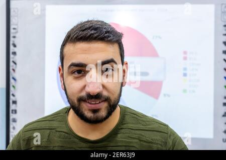 Glücklicher arabischer muslimischer Kerl auf dem Campus Stockfoto