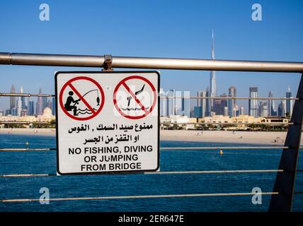 Dubai, VAE - 02.27.2021 Beschränkungsschild auf der Brücke in Dubai Stadt in Englisch und Arabisch. Stockfoto