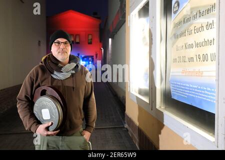 Burg, Deutschland. Februar 2021, 28th. Regisseur Jochen Frankl steht vor dem Burgtheater und nimmt an der bundesweiten Aktion "Kino leuchtet" Teil. Für Sie“. In vielen Kinos bundesweit gehen die Lichter draußen und drinnen an. Darüber hinaus gibt es verschiedene Aktionen vor Ort und eine gemeinsame Sichtbarkeit der Aktion in den sozialen Netzwerken. Das Kino wurde am 3. Juni 1911 eröffnet und ist damit das älteste Zweckkino in Deutschland. Quelle: Peter Gercke/dpa-Zentralbild/dpa/Alamy Live News Stockfoto