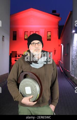 Burg, Deutschland. Februar 2021, 28th. Regisseur Jochen Frankl steht vor dem Burgtheater und nimmt an der bundesweiten Aktion "Kino leuchtet" Teil. Für Sie“. In vielen Kinos bundesweit gehen die Lichter draußen und drinnen an. Darüber hinaus gibt es verschiedene Aktionen vor Ort und eine gemeinsame Sichtbarkeit der Aktion in den sozialen Netzwerken. Das Kino wurde am 3. Juni 1911 eröffnet und ist damit das älteste Zweckkino in Deutschland. Quelle: Peter Gercke/dpa-Zentralbild/dpa/Alamy Live News Stockfoto