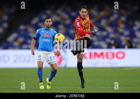 Neapel, Italien. Februar 2021, 28th. Faouzi Ghoulam von SSC Napoli und Benito Nicolas Viola von Benevento Calcio konkurrieren um den Ball während der Serie A Fußballspiel zwischen SSC Napoli und Benevento Calcio im Diego Armando Maradona Stadion in Napoli (Italien), 28. Februar 2021. Foto Cesare Purini/Insidefoto Kredit: Insidefoto srl/Alamy Live News Stockfoto