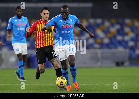 Neapel, Italien. Februar 2021, 28th. Benito Nicolas Viola von Benevento Calcio snd Kalidou Koulibaly von SSC Napoli Wettbewerb um den Ball während der Serie A Fußballspiel zwischen SSC Napoli und Benevento Calcio im Diego Armando Maradona Stadion in Napoli (Italien), 28. Februar 2021. Foto Cesare Purini/Insidefoto Kredit: Insidefoto srl/Alamy Live News Stockfoto