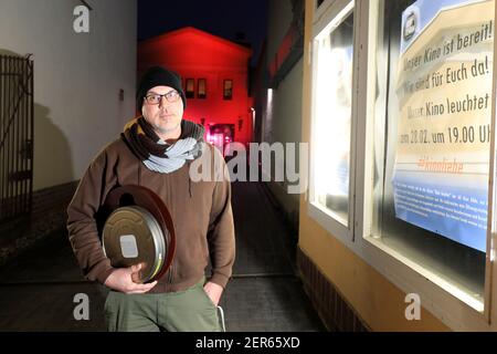 Burg, Deutschland. Februar 2021, 28th. Regisseur Jochen Frankl steht vor dem Burgtheater und nimmt an der bundesweiten Aktion "Kino leuchtet" Teil. Für Sie“. In vielen Kinos bundesweit gehen die Lichter draußen und drinnen an. Darüber hinaus gibt es verschiedene Aktionen vor Ort und eine gemeinsame Sichtbarkeit der Aktion in den sozialen Netzwerken. Das Kino wurde am 3. Juni 1911 eröffnet und ist damit das älteste Zweckkino in Deutschland. Quelle: Peter Gercke/dpa-Zentralbild/dpa/Alamy Live News Stockfoto