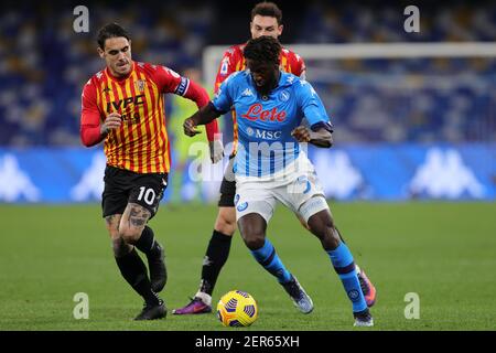 Neapel, Italien. Februar 2021, 28th. Benito Nicolas Viola von Benevento Calcio und Tiemoue Bakayoko von SSC Napoli konkurrieren um den Ball während der Serie A Fußballspiel zwischen SSC Napoli und Benevento Calcio im Diego Armando Maradona Stadion in Napoli (Italien), 28. Februar 2021. Foto Cesare Purini/Insidefoto Kredit: Insidefoto srl/Alamy Live News Stockfoto