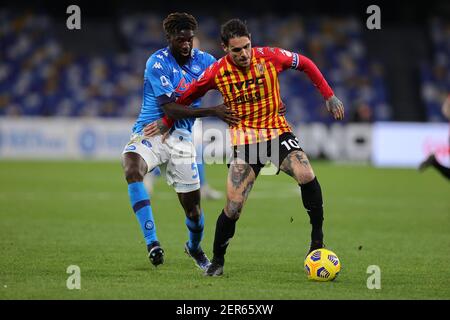 Neapel, Italien. Februar 2021, 28th. Tiemoue Bakayoko von SSC Napoli und Benito Nicolas Viola von Benevento Calcio konkurrieren um den Ball während der Serie A Fußballspiel zwischen SSC Napoli und Benevento Calcio im Diego Armando Maradona Stadion in Napoli (Italien), 28. Februar 2021. Foto Cesare Purini/Insidefoto Kredit: Insidefoto srl/Alamy Live News Stockfoto