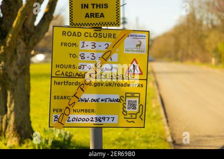Straßensperrung Hinweis Schild in einer Landstraße, mit dem Wort "verschoben" auf der Vorderseite von ihm geklebt. Februar 2021, Hertfordshire. VEREINIGTES KÖNIGREICH. Stockfoto