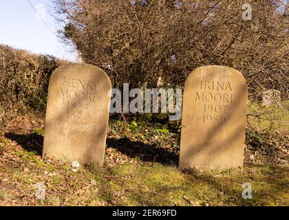 Die Grabsteine des Künstlers und Bildhauers Henry Moore und seiner Frau Irina Moore auf dem Friedhof der St. Thomas Church, Perry Green, Hertfordshire. VEREINIGTES KÖNIGREICH Stockfoto