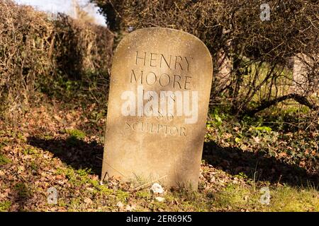 Der Grabstein des Künstlers und Bildhauers Henry Moore auf dem Friedhof der St. Thomas Church, Perry Green, Hertfordshire. VEREINIGTES KÖNIGREICH Stockfoto