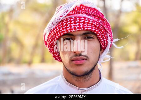 Arabischer Mann genießt es draußen zu sein Stockfoto