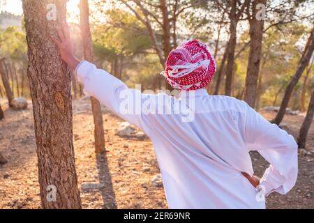 Arabischer Mann genießt es draußen zu sein Stockfoto