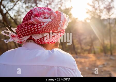 Arabischer Mann genießt es draußen zu sein Stockfoto