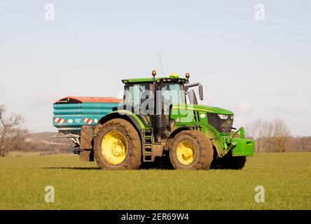 Landwirt, der Traktor fährt und Dünger auf einem Feld im Frühjahr 2021 besprüht. Hertfordshire Großbritannien Stockfoto