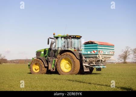 Landwirt, der Traktor fährt und Dünger auf einem Feld im Frühjahr 2021 besprüht. Hertfordshire Großbritannien Stockfoto