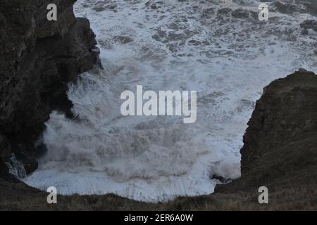 Raue See - Wilde Und Windigen Nordsee - Filey Brigg - Nordsee - Weißwasser - Krachende Wellen - Winter - Yorkshire - UK Stockfoto