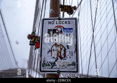 Schilder auf der Brooklyn Bridge, die davor warnen, dass sie Schleusen auf die Brücke setzen, sind während eines Schneesturms in New York City zu sehen. (Foto: Gordon Donovan) Stockfoto