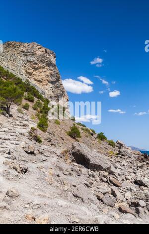 Krimlandschaft im Sommer. Golizyn Trail geht auf Felsen. Schwarzmeerküste an einem sonnigen Tag, Novyi Svit, Sudak Gemeinde, Krim Stockfoto