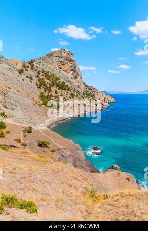 Sommer Krimlandschaft. Golizyn Trail an felsigen Schwarzmeerküste an einem sonnigen Tag, Novyi Svit, Sudak Gemeinde, Krim Stockfoto