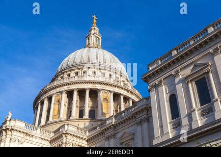 Kuppel der Saint Paul Cathedral unter blauem Himmel an einem sonnigen Tag, London, Vereinigtes Königreich Stockfoto