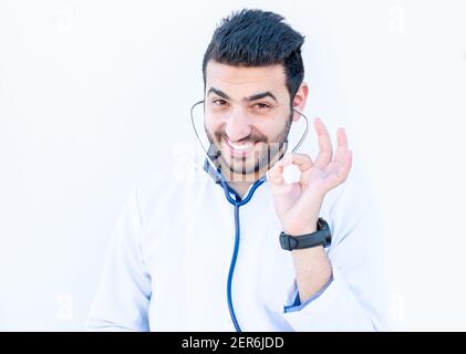 Arabischer Arzt, der das Bewunderungssymbol tut Stockfoto
