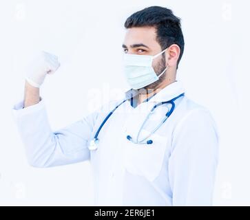 Arabischer Arzt fühlt sich stark beim Tragen Schutzausrüstung Stockfoto