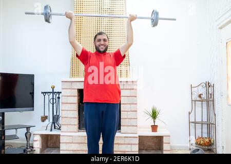 Athletic guy Training hart in seinem Haus Stockfoto