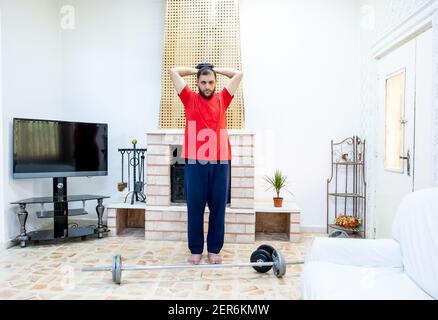 Athletic guy Training hart in seinem Haus Stockfoto