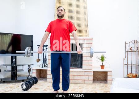 Athletic guy Training hart in seinem Haus Stockfoto