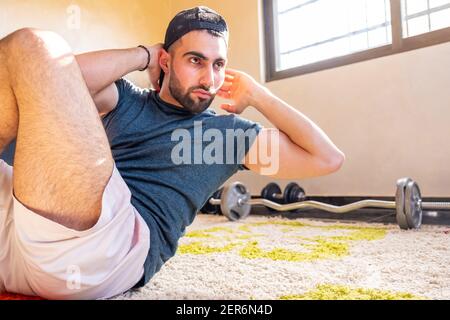 Guy macht ein paar Training zu Hause, um in gut zu halten Form Stockfoto