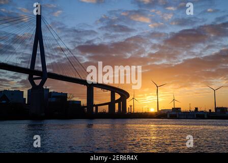 Hamburg, Deutschland: Kohlbrand-Brücke in Hamburg in der Dämmerung Stockfoto