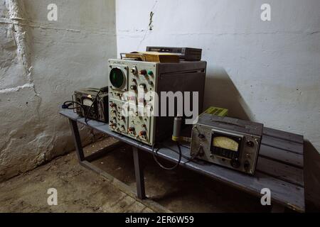 Alte Kommunikationsgeräte im unterirdischen sowjetischen Bunker. Stockfoto