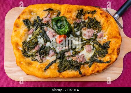 Typische Pinsa romana, eine beliebte Art von Pizza aus Mahlgetreide Stockfoto