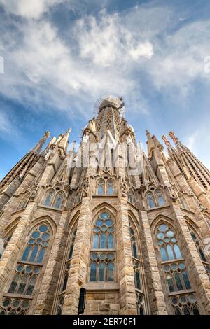 Niedrige Ansicht der Basilika Sagrada Familia, Barcelona, Katalonien, Spanien Stockfoto