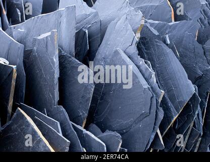 Struktur von schwarzen Schieferplatten in einem Steinbruch oder Grube, Baumaterial, schwarzer Stein, dunkelgrau, schwarze Schieferstruktur, Bodenfliesen, Tapete oder Hintergrund Stockfoto