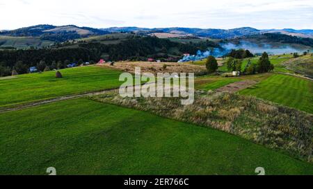 Drohnenaufnahme der Sommergebirgslandschaft. Luftaufnahme der Panorama-Übersicht der Natur Reise grünen Baumwald. Stockfoto