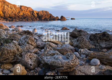 Golden am frühen Morgen Sonnenlicht beleuchtet die Klippen und Kalksteinfelsen bei Trow Rocks an der Nordseeküste bei South Shields in Tyne and Wear. Stockfoto