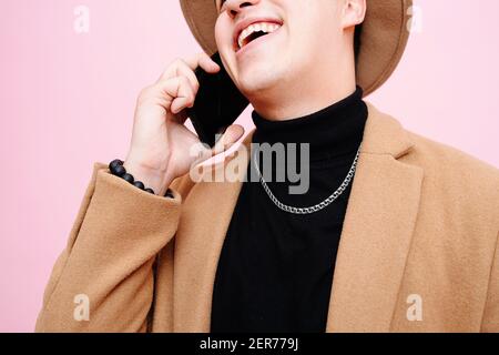 Porträt eines jungen Mannes, lacht er am Telefon Stockfoto