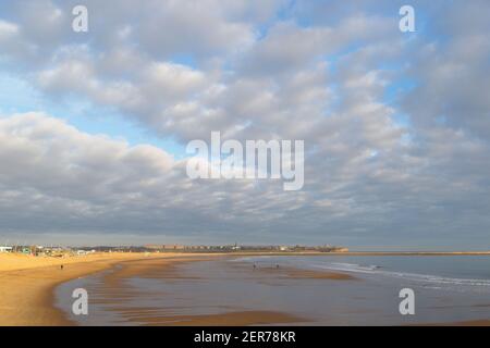 Schöner, weitläufiger Sand am Strand an der Nordseeküste bei South Shields, South Tyneside unter einem blau-grauen Wolkenhimmel. Stockfoto