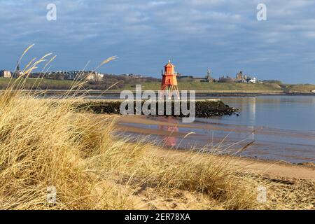 Die leuchtend rot bemalte Herde Groyne Lighhouse steht in der Mündung des Flusses Tyne in Littlehaven, South Shields in Tyne und tragen. Stockfoto