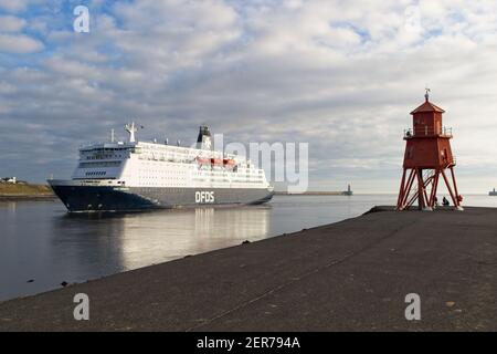 Die leuchtend rot bemalte Herde Groyne Lighhouse steht in der Mündung des Flusses Tyne in Littlehaven, South Shields in Tyne und tragen. Die Newcastle-Amste Stockfoto