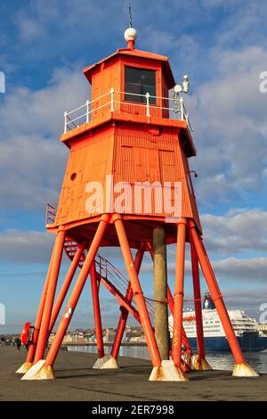 Die leuchtend rot bemalte Herde Groyne Lighhouse steht in der Mündung des Flusses Tyne in Littlehaven, South Shields in Tyne und tragen. Stockfoto