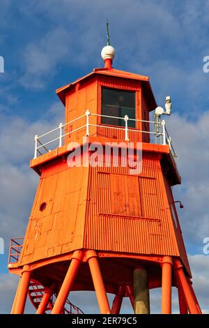 Die leuchtend rot bemalte Herde Groyne Lighhouse steht in der Mündung des Flusses Tyne in Littlehaven, South Shields in Tyne und tragen. Stockfoto