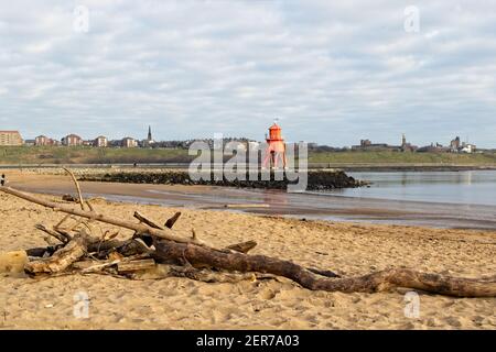 Die leuchtend rot bemalte Herde Groyne Lighhouse steht in der Mündung des Flusses Tyne in Littlehaven, South Shields in Tyne und tragen. Stockfoto