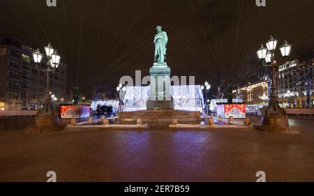 Neujahr und Weihnachten Beleuchtung Dekoration der Stadt --- Puschkin-Platz (Festival "Reise zu Weihnachten"), Moskau. Russland Stockfoto