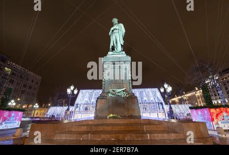 Neujahr und Weihnachten Beleuchtung Dekoration der Stadt --- Puschkin-Platz (Festival "Reise zu Weihnachten"), Moskau. Russland Stockfoto