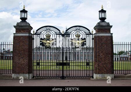 Tore zum RAF Cranwell Training College, Cranwell, Sleaford, Lincolnshire, England, Großbritannien, Großbritannien Mai 2011 Stockfoto